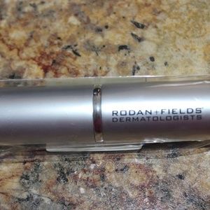 R & F Enhancements Retractable Application Brush